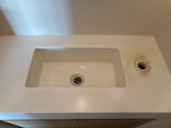 水垢で汚れた人工大理石トイレ手洗器_研磨前