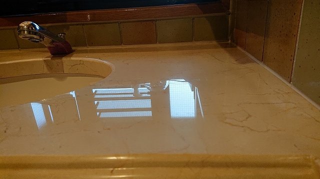 ハンドポリッシャーによる大理石ボテチーノ洗面カウンター研磨再生後