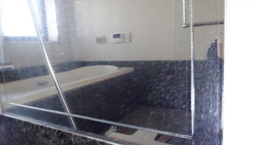 水垢で真白く汚れた浴室鏡
