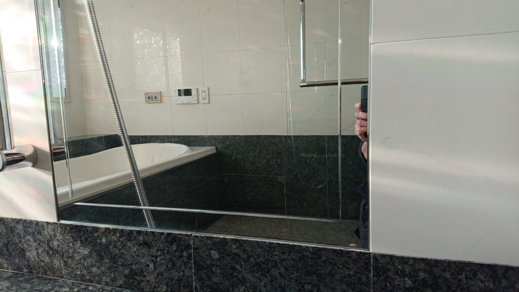 水垢で真白く汚れた浴室鏡の研磨再生