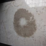 大理石ボテチーノに付いたシミを研磨して再生する技術をマンツウマンで講習する磨学校