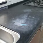 システムキッチンの焼けによる色落ちを落として再生する技術を講習する磨学校