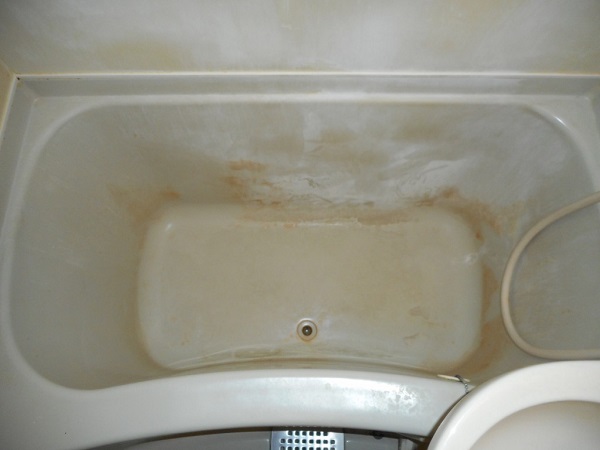 水垢・しみで汚れたFRP浴槽