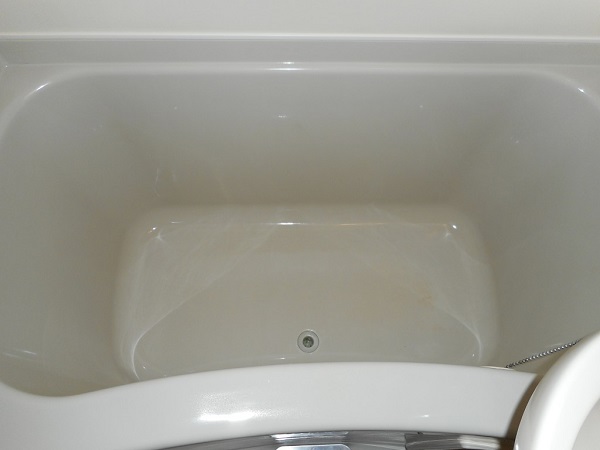 水垢で汚れたFRP浴槽を研磨して再生